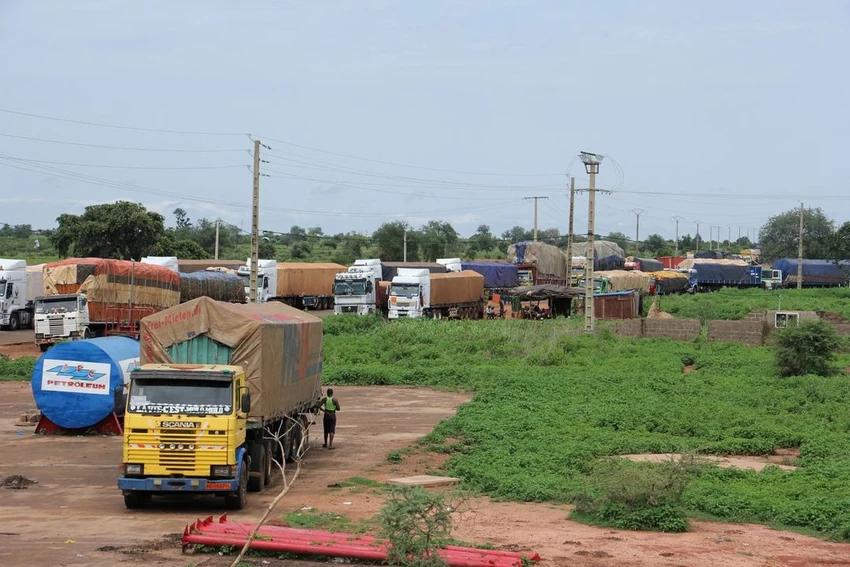 Xe chở hàng viện trợ nhân đạo bị mắc kẹt tại khu vực biên giới giữa Benin và Niger hôm 18-8. Ảnh: REUTERS