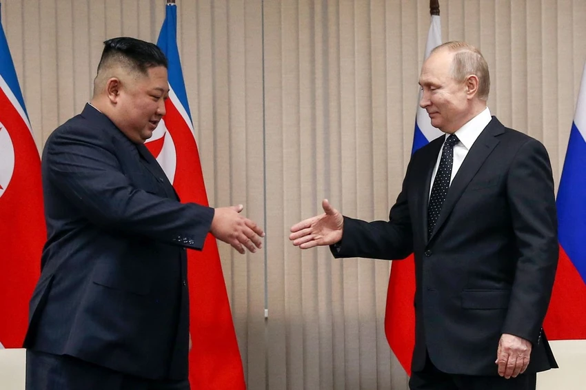 Lãnh đạo Triều Tiên Kim Jong-un (trái) và Tổng thống Nga Vladimir Putin trong cuộc gặp tại Đại học Liên bang Viễn Đông (Nga) hồi năm 2019. Ảnh: Valery Sharifulin/TASS Lãnh đạo Triều Tiên Kim Jong-un (trái) và Tổng thống Nga Vladimir Putin trong cuộc gặp tại Đại học Liên bang Viễn Đông (Nga) hồi năm 2019. Ảnh: Valery Sharifulin/TASS