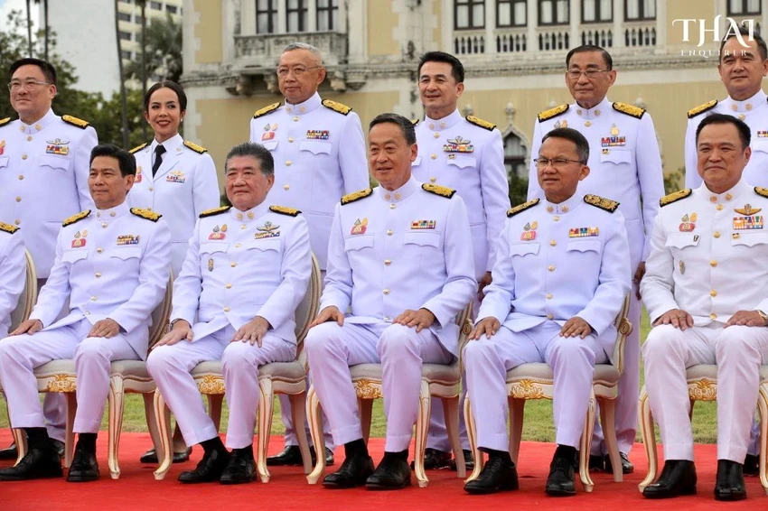 Tân Thủ tướng Thái Lan Srettha Thavisin (ngồi, giữa) cùng các thành viên nội các chụp hình tập thể trước toà nhà chính phủ hôm 5-9. Ảnh: THAI ENQUIRER