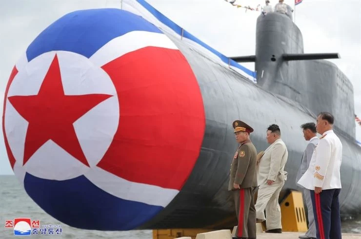 Lãnh đạo Triều Tiên Kim Jong-un tại lễ hạ thuỷ tàu ngầm tấn công hạt nhân chiến thuật hôm 6-9. Ảnh: KCNA Lãnh đạo Triều Tiên Kim Jong-un tại lễ hạ thuỷ tàu ngầm tấn công hạt nhân chiến thuật hôm 6-9. Ảnh: KCNA