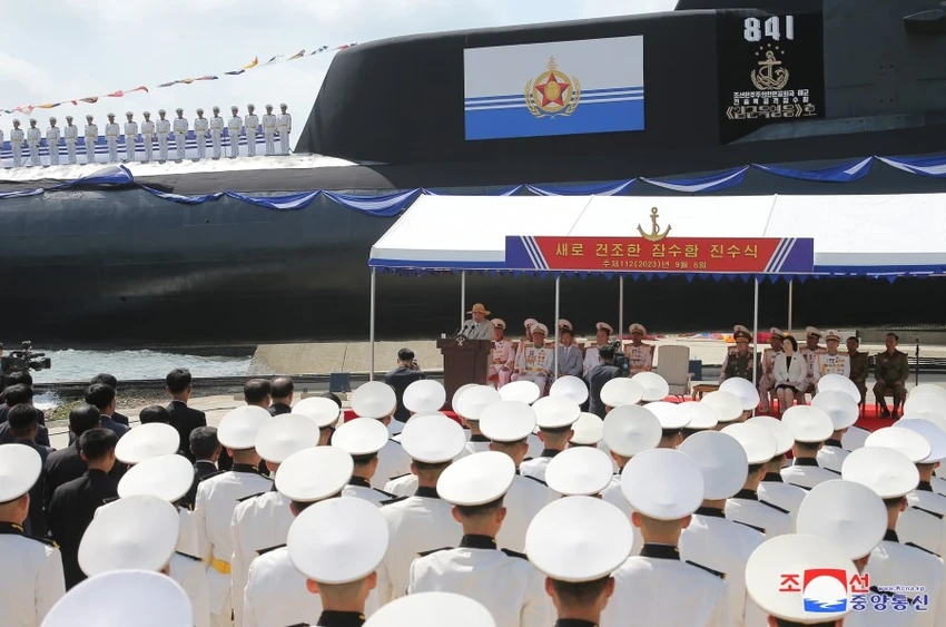 Lãnh đạo Triều Tiên Kim Jong-un phát biểu lễ hạ thuỷ tàu ngầm tấn công hạt nhân chiến thuật hôm 6-9. Ảnh: KCNA Lãnh đạo Triều Tiên Kim Jong-un phát biểu lễ hạ thuỷ tàu ngầm tấn công hạt nhân chiến thuật hôm 6-9. Ảnh: KCNA