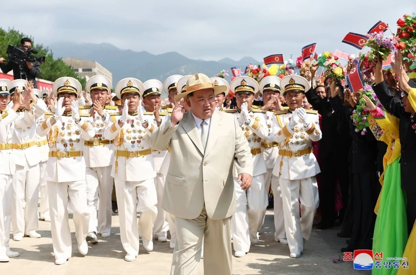 Lãnh đạo Triều Tiên Kim Jong-un tại lễ hạ thuỷ tàu ngầm tấn công hạt nhân chiến thuật hôm 6-9. Ảnh: KCNA Lãnh đạo Triều Tiên Kim Jong-un tại lễ hạ thuỷ tàu ngầm tấn công hạt nhân chiến thuật hôm 6-9. Ảnh: KCNA