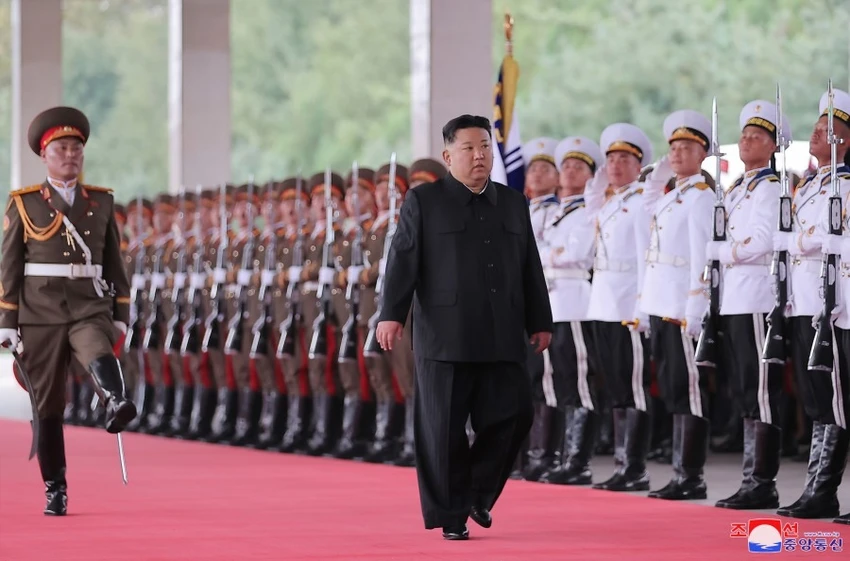 Lãnh đạo Triều Tiên Kim Jong-un duyệt đội danh dự tại nhà ga ở thủ đô Bình Nhưỡng hôm 10-9. Ảnh: KCNA