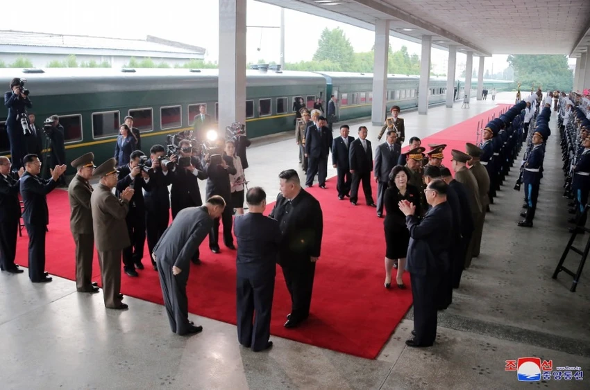 Quan chức Triều Tiên ra nhà ga tiễn lãnh đạo Kim Jong-un lên đường sang thăm Nga. Ảnh: KCNA