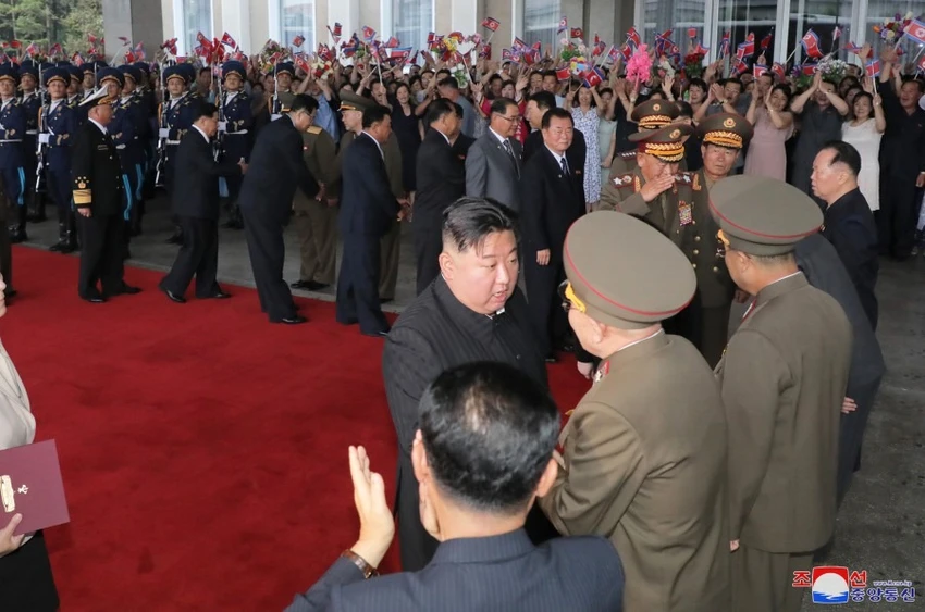Quan chức Triều Tiên ra nhà ga để tiễn lãnh đạo Kim Jong-un lên đường sang thăm Nga. Ảnh: KCNA