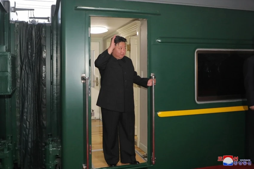 Lãnh đạo Triều Tiên Kim Jong-un chào người dân trước khi lên đường sang thăm Nga. Ảnh: KCNA