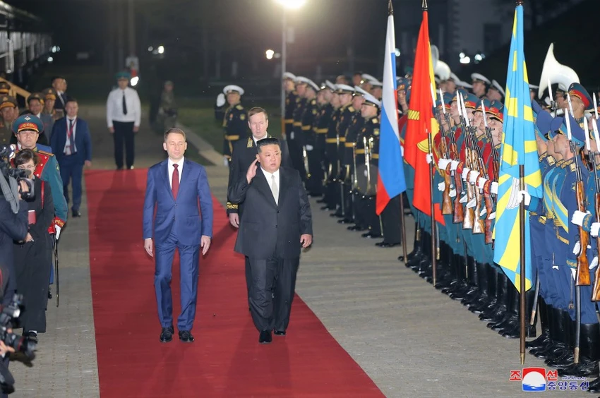 Lãnh đạo Triều Tiên Kim Jong-un và Bộ trưởng Tài nguyên và Môi trường Nga Alexander Kozlov (trái) duyệt đội danh dự. Ảnh: KCNA Lãnh đạo Triều Tiên Kim Jong-un và Bộ trưởng Tài nguyên và Môi trường Nga Alexander Kozlov (trái) duyệt đội danh dự. Ảnh: KCNA