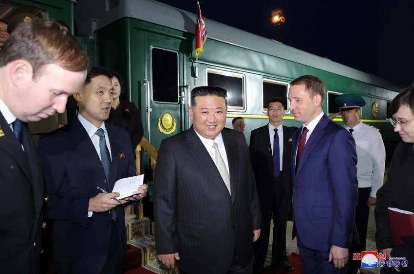 Quan chức Nga ra tận đoàn tàu chào đón lãnh đạo Triều Tiên Kim Jong-un. Ảnh: KCNA Quan chức Nga ra tận đoàn tàu chào đón lãnh đạo Triều Tiên Kim Jong-un. Ảnh: KCNA