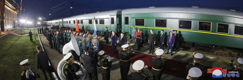 Quang cảnh quan chức Nga chào đón lãnh đạo Triều Tiên Kim Jong-un tại nhà ga Khasan hôm 12-9. Ảnh: KCNA Quang cảnh quan chức Nga chào đón lãnh đạo Triều Tiên Kim Jong-un tại nhà ga Khasan hôm 12-9. Ảnh: KCNA