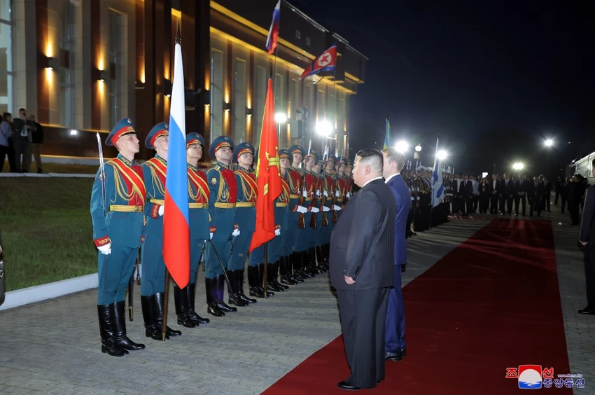 Lãnh đạo Triều Tiên Kim Jong-un và Bộ trưởng Tài nguyên và Môi trường Nga Alexander Kozlov duyệt đội danh dự. Ảnh: KCNA Lãnh đạo Triều Tiên Kim Jong-un và Bộ trưởng Tài nguyên và Môi trường Nga Alexander Kozlov duyệt đội danh dự. Ảnh: KCNA