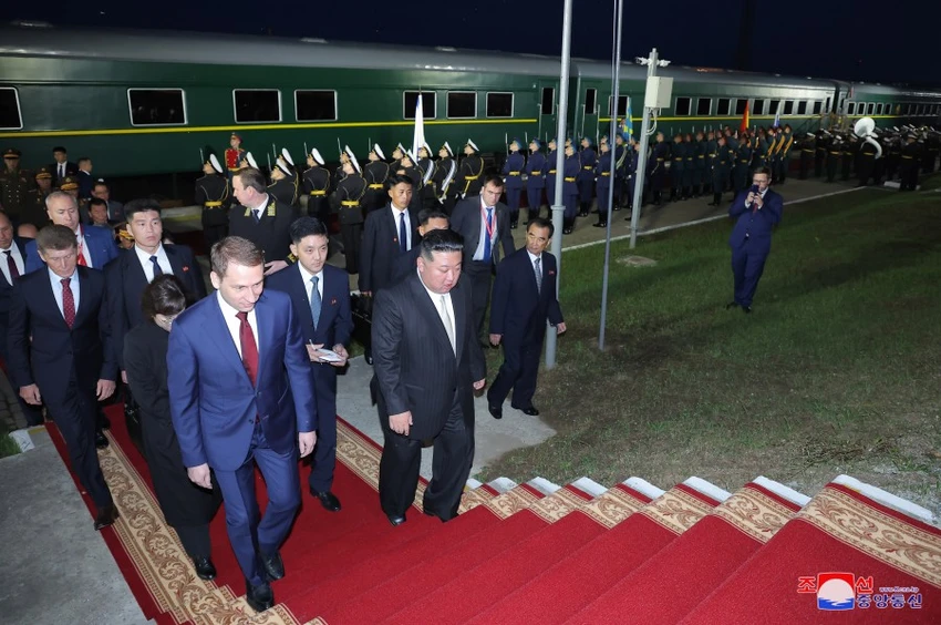 Lãnh đạo Triều Tiên Kim Jong-un và Bộ trưởng Tài nguyên và Môi trường Nga Alexander Kozlov (đi đầu, bên trái). Ảnh: KCNA Lãnh đạo Triều Tiên Kim Jong-un và Bộ trưởng Tài nguyên và Môi trường Nga Alexander Kozlov (đi đầu, bên trái). Ảnh: KCNA