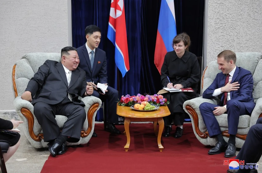Lãnh đạo Triều Tiên Kim Jong-un và Bộ trưởng Tài nguyên và Môi trường Nga Alexander Kozlov (phải) trong cuộc hội đàm hôm 12-9. Ảnh: KCNA Lãnh đạo Triều Tiên Kim Jong-un và Bộ trưởng Tài nguyên và Môi trường Nga Alexander Kozlov (phải) trong cuộc hội đàm hôm 12-9. Ảnh: KCNA