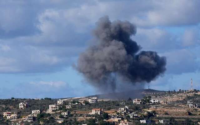 Khói bốc lên sau khi Israel không kích miền nam Lebanon.jpeg