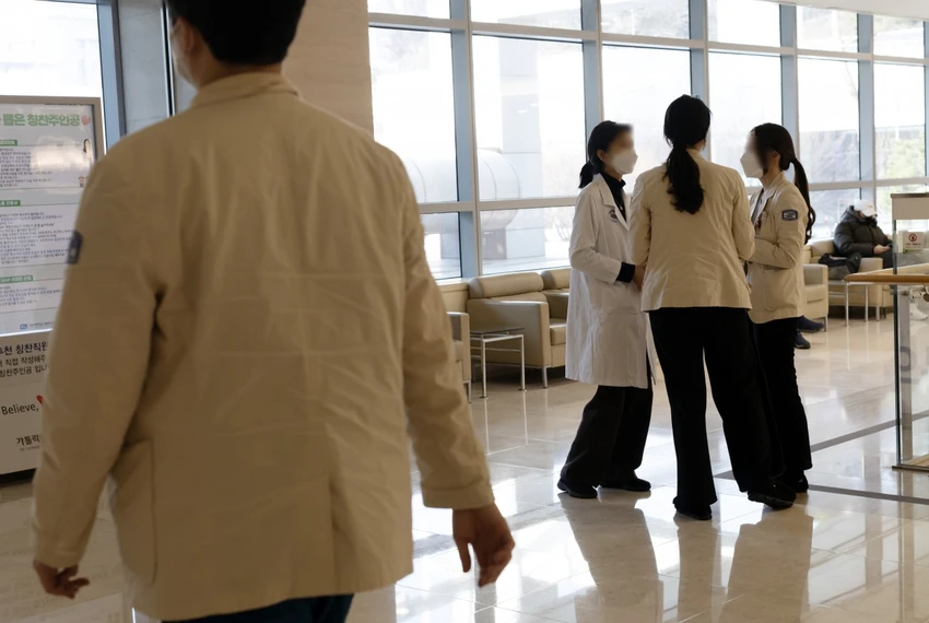Vụ bác sĩ Hàn Quốc đình công đã bước sang tuần thứ ba