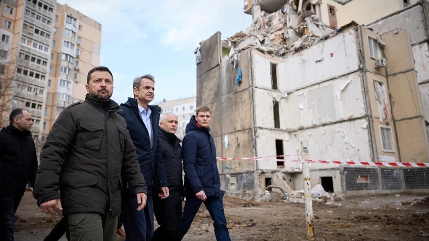 Tên lửa Nga rơi gần đoàn xe chở ông Zelensky