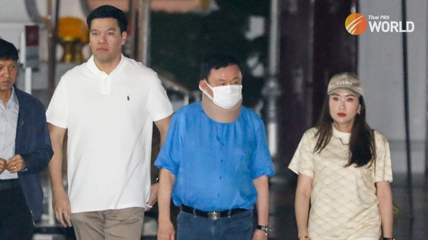 Ông Thaksin thăm đền, lần xuất hiện đầu tiên sau khi được thả tự do