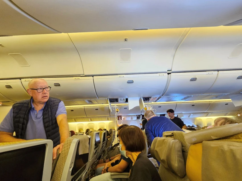 Bên trong máy bay Singapore gặp nhiễu động