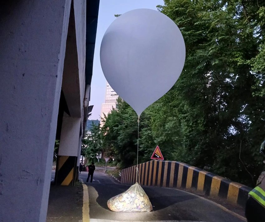 Triều Tiên thả bong bóng chở rác
