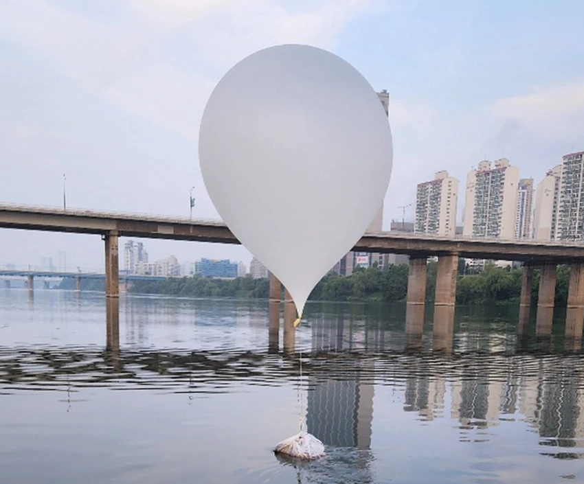 bán đảo Triều Tiên bong bóng rác.jpeg