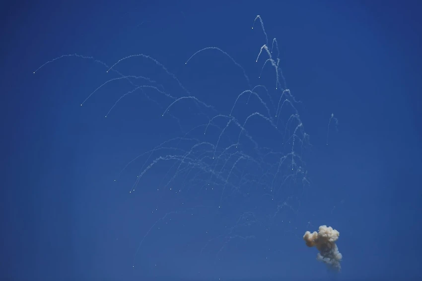 Hezbollah dội mưa rocket, UAV lớn chưa từng thấy vào Israel