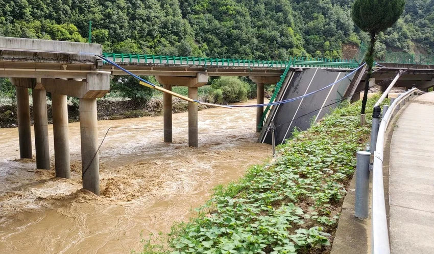 Sập cầu cao tốc ở Trung Quốc.jpg