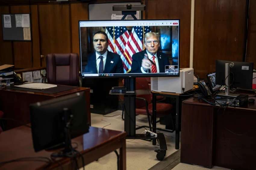 Trump chi tiền 'bịt miệng'