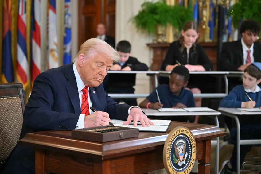 Ông Trump ký sắc lệnh giải thể Bộ Giáo dục.jpg