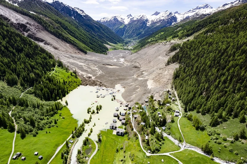 Swiss-village-buried-after-colla.jpg