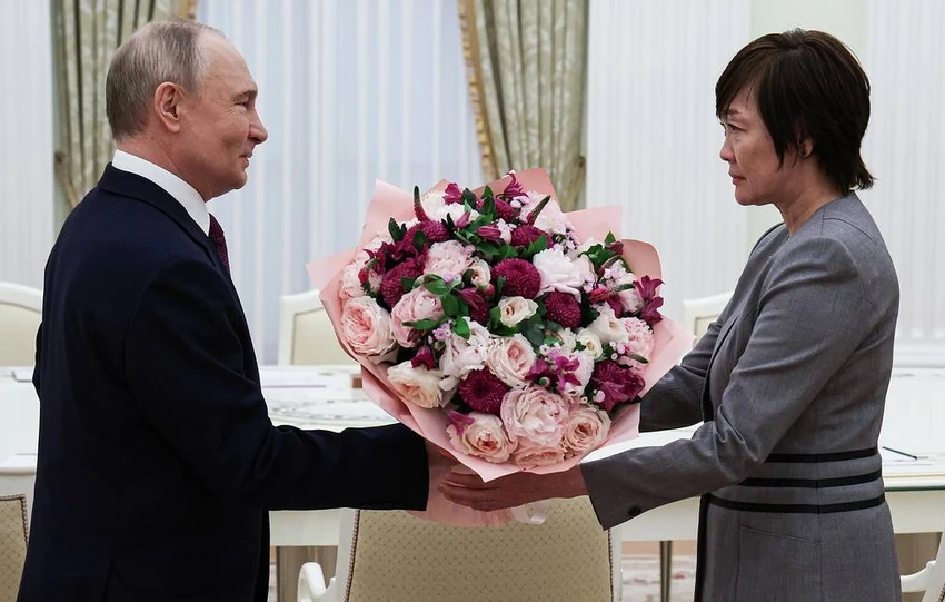 Tổng thống Putin tiếp phu nhân cố Thủ tướng Nhật Abe.jpg