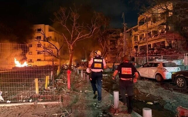 xung đột Israel-Iran ngày 16-6 Iran phóng đợt tên lửa mới vào Israel,.jpg