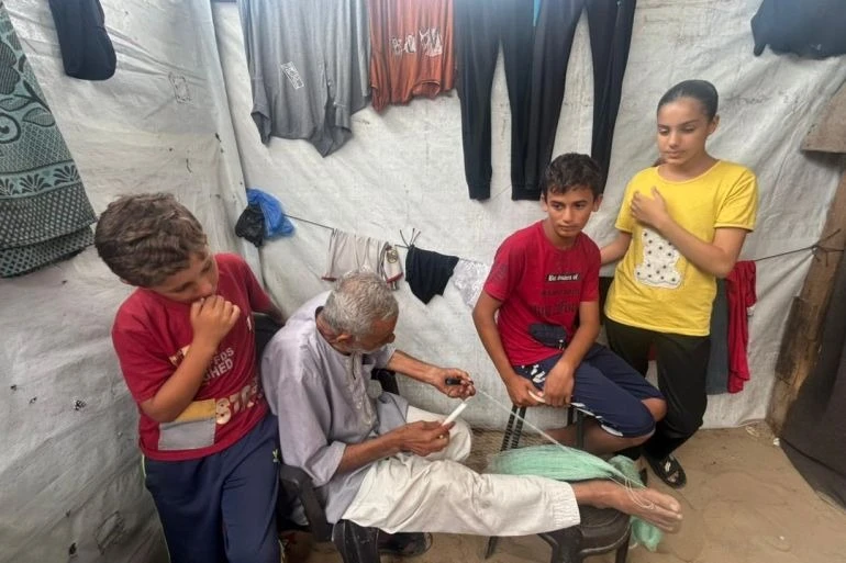 Ahmed-al-Hissi-his-wife-and-gran.jpg