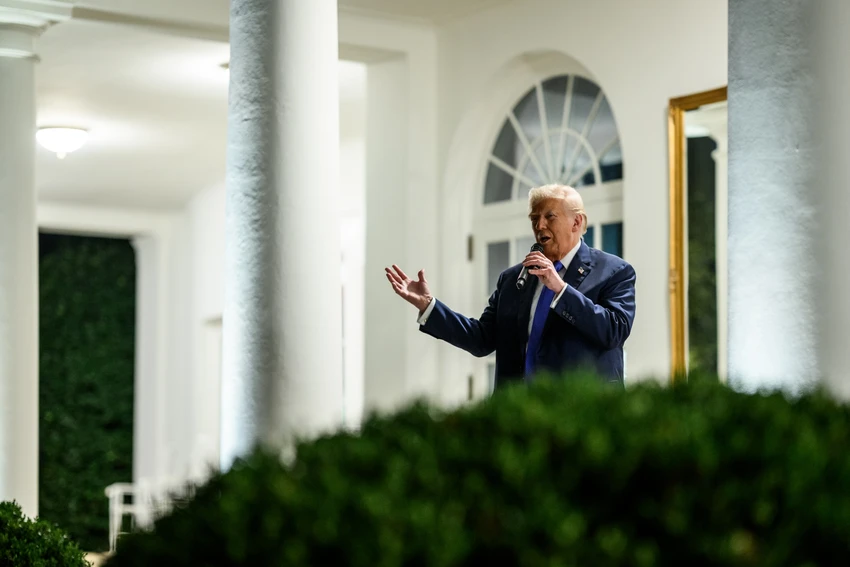 tổng thống Trump vũ khí tầm xa.jpg