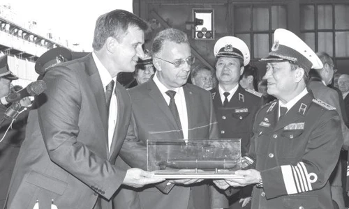 Lãnh đạo nhà máy Admiraltei Verfi tặng lãnh đạo Quân chủng Hải quân Việt Nam mô hình tàu ngầm Kilo 636 tại lễ hạ thủy tàu ngầm Hà Nội. Lãnh đạo nhà máy Admiraltei verfi tặng lãnh đạo quân chủng Hải quân Việt Nam mô hình tàu ngầm Kilo 636 tại lễ hạ thủy tàu ngầm Hà Nội