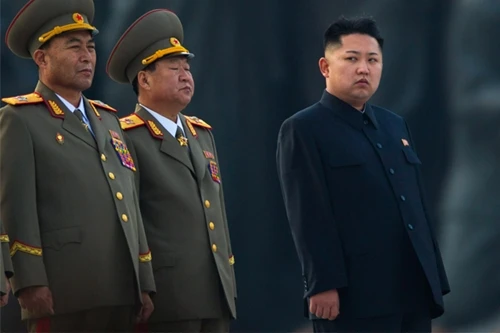 Nhà lãnh đạo Triều Tiên Kim Jong-un (áo đen). Ảnh: AP. Kim-Jong-Un-4473-1388544948.jpg