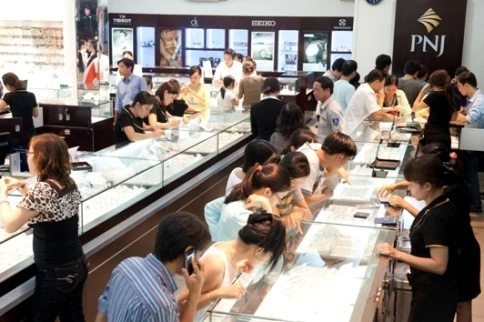 Ngày đầu năm mới, giá vàng tiến sát 35 triệu đồng sau khi giảm mạnh vào hôm qua. Ảnh: PNJ cua-hang-pnj-6392-1388545747.jpg