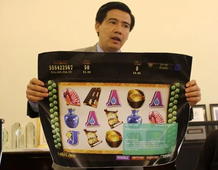 Trước phiên phúc thẩm, luật sư bảo vệbị đơn cho rằng máy đánh bạc số 13 bị lỗi dẫn đến sai số trong việc trúng thưởng. Ảnh: Vũ Lê. luat-su-bi-don-1140-1388663376.jpg
