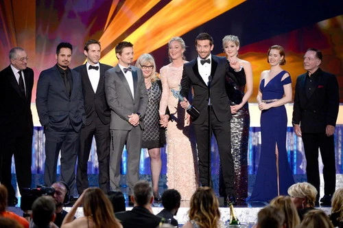 Dàn diễn viên "American Hustle" lên sân khấu nhận giải thưởng quan trọng nhất của SAGs. Ảnh: Zimbio. Dàn diễn viên 'American Hustle' lên sân khấu nhận giải thưởng quan trọng nhất của SAGs. Ảnh: Zimbio.