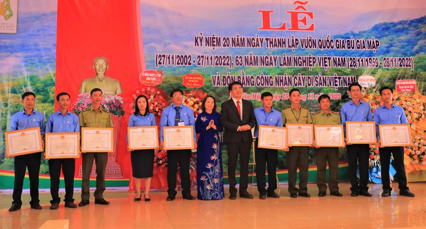 Các cá nhân có thành tích xuất sắc được nhận bằng khen của Chủ tịch UBND tỉnh Bình Phước. Ảnh VÕ THƠ Các cá nhân có thành tích xuất sắc được nhận bằng khen của Chủ tịch UBND tỉnh Bình Phước. Ảnh VÕ THƠ