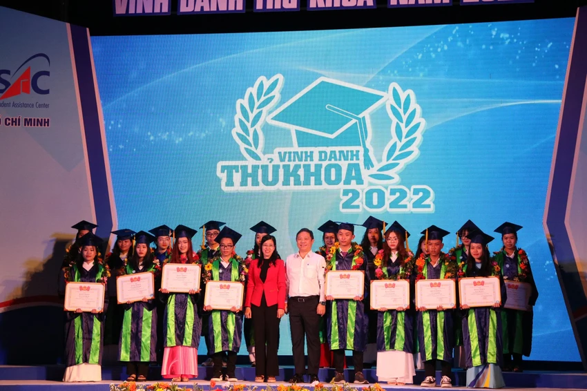 Phó Chủ tịch UBND TP.HCM Dương Anh Đức và Phó Bí thư Thường trực Đảng ủy khối Đại học, Cao đẳng TP Nguyễn Thị Là tặng bằng khen cho các thủ khoa trúng tuyển. Ảnh: VÕ THƠ