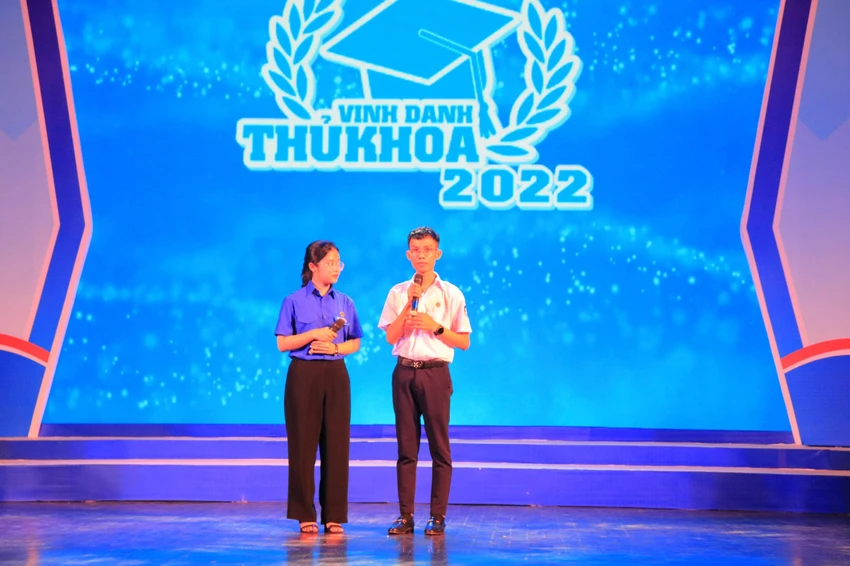 Thủ khoa tốt nghiệp Nguyễn Thành Nhựt chia sẻ phương pháp học tập của bản thân để đạt kết quả cao. Ảnh: TÚ NGÂN