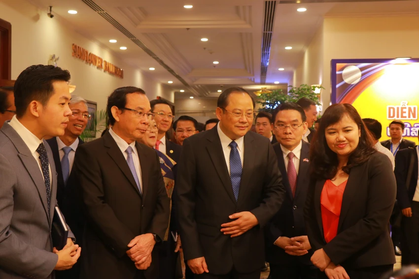 Bí thư thành ủy TP.HCM Nguyễn Văn Nên và Phó Thủ tướng Lào Sonexay Siphandone tham quan triển lãm ảnh và các gian hàng Việt Nam – Lào. Ảnh VÕ THƠ Bí thư thành ủy TP.HCM Nguyễn Văn Nên và Phó Thủ tướng Lào Sonexay Siphandone tham quan triển lãm ảnh và các gian hàng Việt Nam – Lào. Ảnh VÕ THƠ