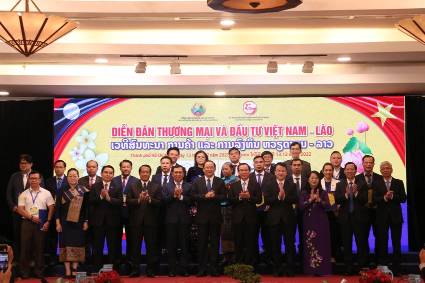Lãnh đạo TP.HCM và Lào chứng kiến lễ ký kết biên bản hợp tác ghi nhớ và hợp đồng kinh tế. Lãnh đạo TP.HCM và Lào chứng kiến lễ ký kết biên bản hợp tác ghi nhớ và hợp đồng kinh tế.