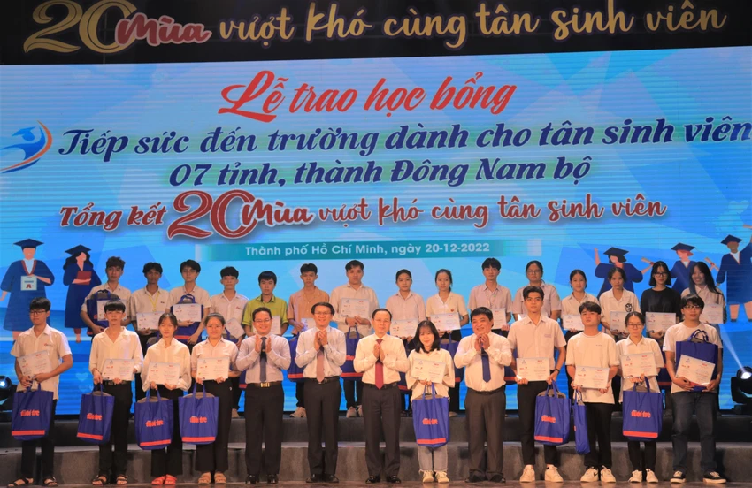 Học bổng "Tiếp sức đến trường" được trao cho 155 tân sinh viên có hoàn cảnh khó khăn. Ảnh: V.T Học bổng "Tiếp sức đến trường" được trao cho 155 tân sinh viên có hoàn cảnh khó khăn. Ảnh: V.T