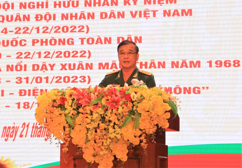 Đại tá Nguyễn Tuấn Bảo, Phó Chính ủy Bộ Tư lệnh TP.HCM thông tin về tình hình thực hiện nhiệm vụ quân sự - quốc phòng thời gian qua. Ảnh: V.T