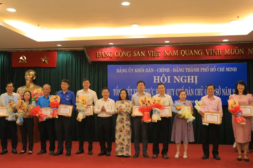 PGS.TS. Nguyễn Tấn Phát, Giám đốc Học viện Cán bộ TP.HCM và bà Hàng Thị Thu Nga, Phó Bí thư Đảng ủy khối tặng bằng khen cho các đơn vị thực hiện tốt Quy chế dân chủ ở cơ sở năm 2022. Ảnh: V.T PGS.TS. Nguyễn Tấn Phát, Giám đốc Học viện Cán bộ TP.HCM và bà Hàng Thị Thu Nga, Phó Bí thư Đảng ủy khối tặng bằng khen cho các đơn vị thực hiện tốt Quy chế dân chủ ở cơ sở năm 2022. Ảnh: V.T