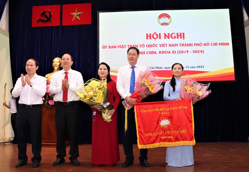 Mặt trận Tổ quốc Việt Nam TP.HCM vinh dự nhận cờ thi đua xuất sắc toàn diện năm 2022 Mặt trận Tổ quốc Việt Nam TP.HCM vinh dự nhận cờ thi đua xuất sắc toàn diện năm 2022