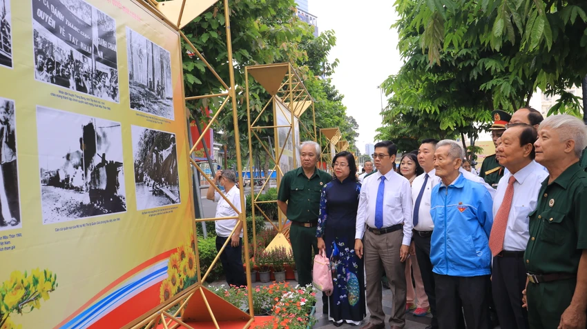 Lãnh đạo TP cùng các lão thành Cách mạng tham quan triển lãm. Ảnh: VT Lãnh đạo TP cùng các lão thành Cách mạng tham quan triển lãm. Ảnh: VT