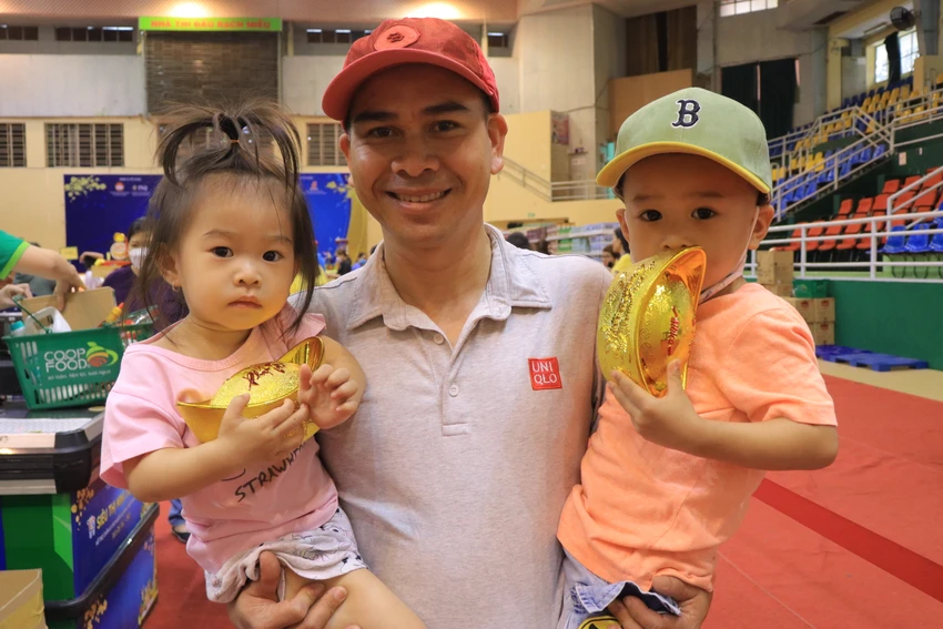 Nhiều người dân có mặt từ sớm để sắm những món đồ cần thiết cho ngày tết. Ảnh: VT siêu thị mini tết 0 đồng