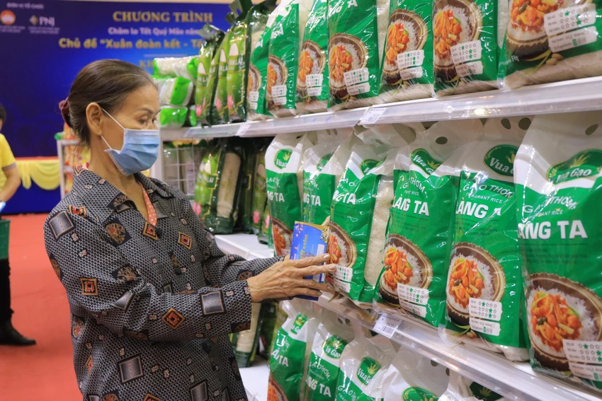 Bà Huỳnh Thị Tha đang lựa chọn gạo Tết tại Siêu thị mini 0 đồng. Ảnh:VT siêu thị mini tết 0 đồng