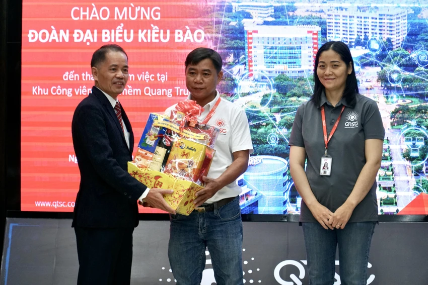 Đoàn đại biểu trao hai phần quà Tết hỗ trợ nhân viên khó khăn của Công viên phần mềm Quang Trung. Ảnh: B.P Đoàn đại biểu trao hai phần quà Tết hỗ trợ nhân viên khó khăn của Công viên phần mềm Quang Trung. Ảnh: B.P